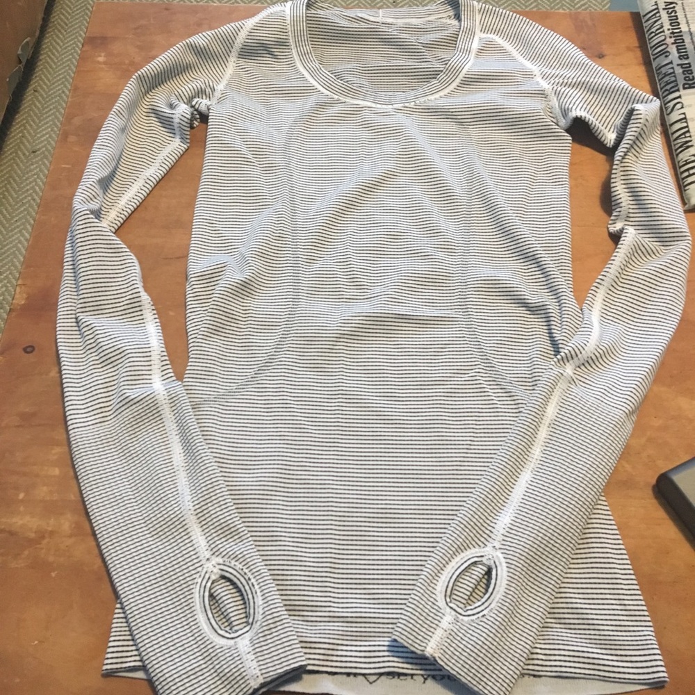 Lululemon Long sleeve with thumb holes